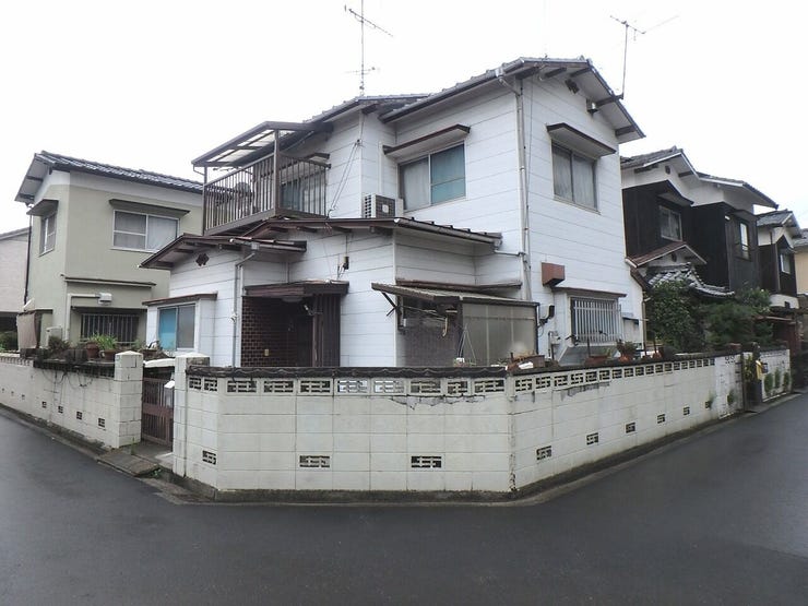 外観を北東側より撮影(雨天時)
