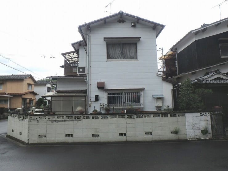 外観を北側より撮影(雨天時)