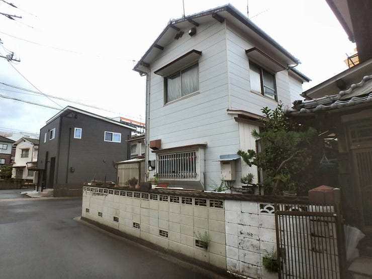 外観を北西側より撮影(雨天時)