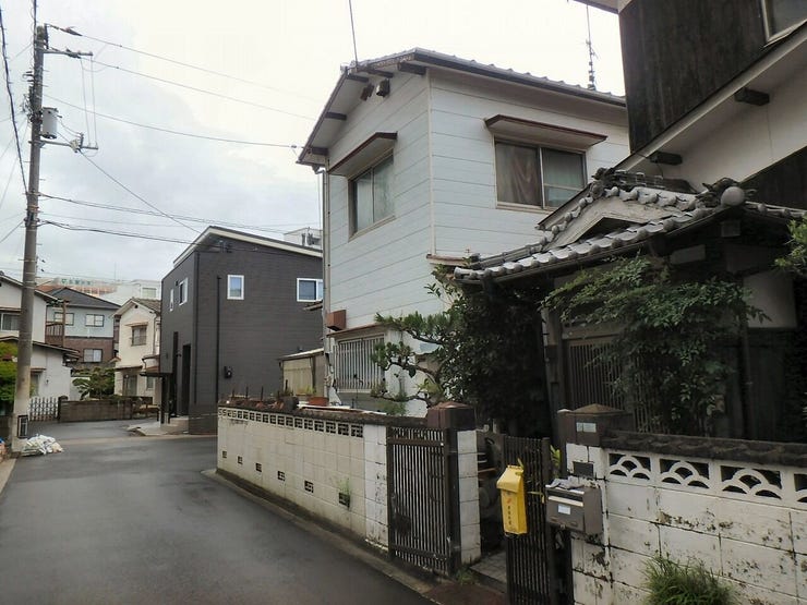 外観を北西側より撮影(雨天時)