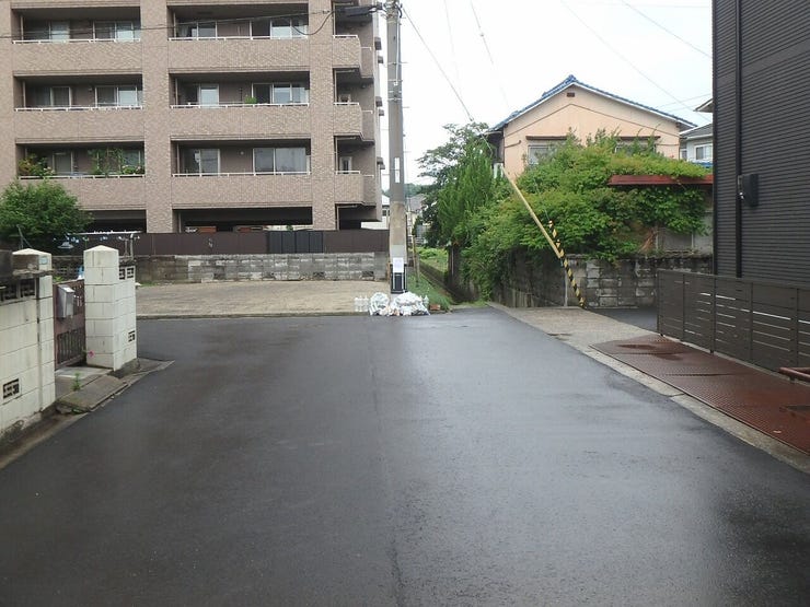 東側道路(雨天時)