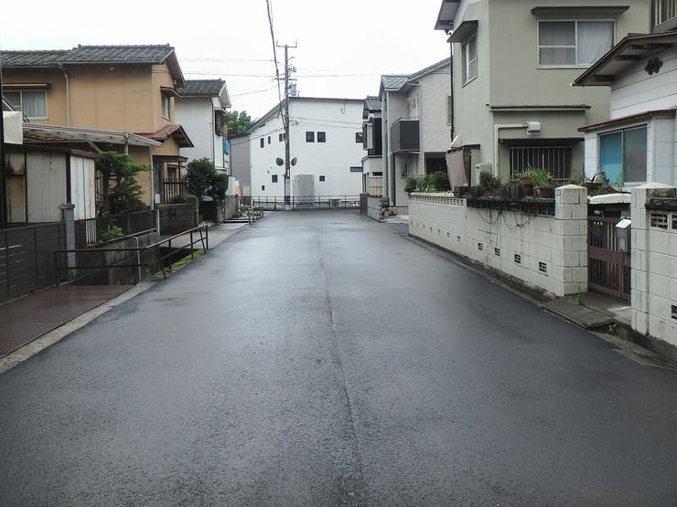 東側道路(雨天時)