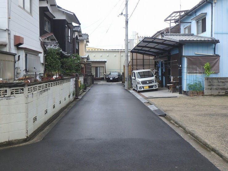 北側道路(雨天時)