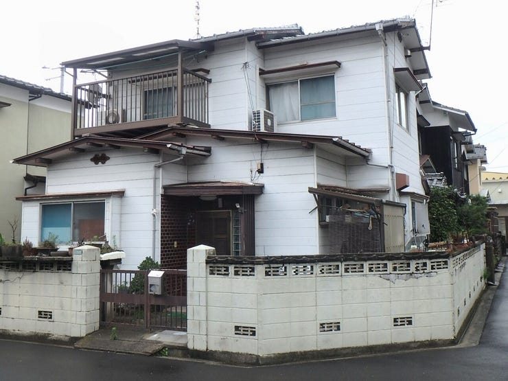【外観】
外観を北東側より撮影(雨天時)