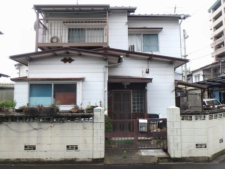 外観を東側より撮影(雨天時)