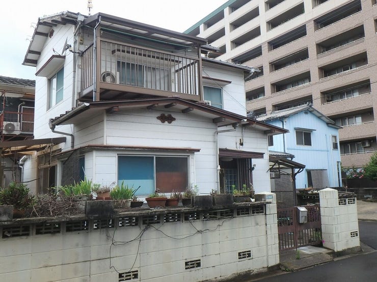 外観を南東側より撮影(雨天時)