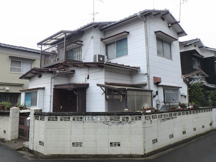 外観を北東側より撮影(雨天時)