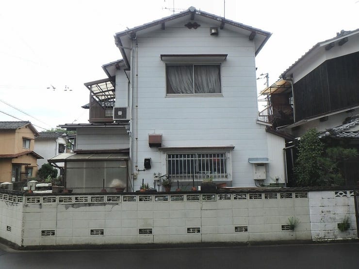 外観を北側より撮影(雨天時)