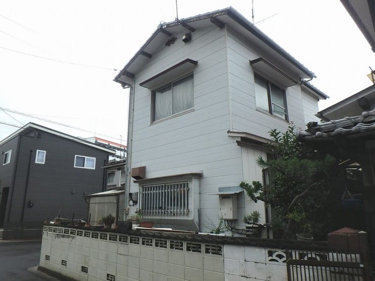 外観を北西側より撮影(雨天時)