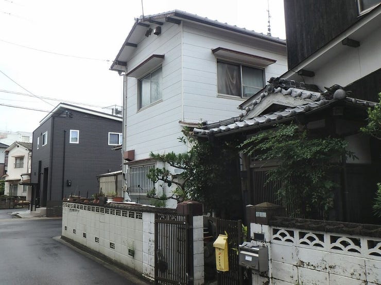 外観を北西側より撮影(雨天時)