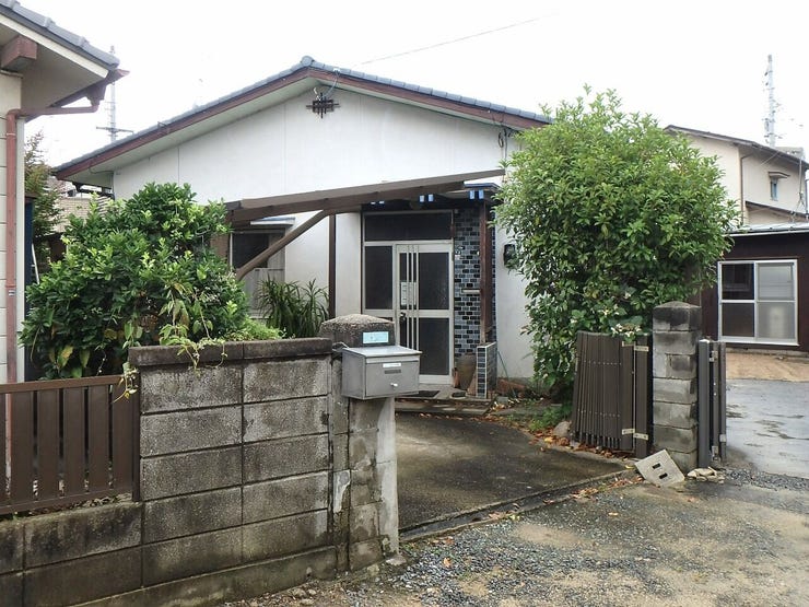外観を南東側より撮影(雨天時)