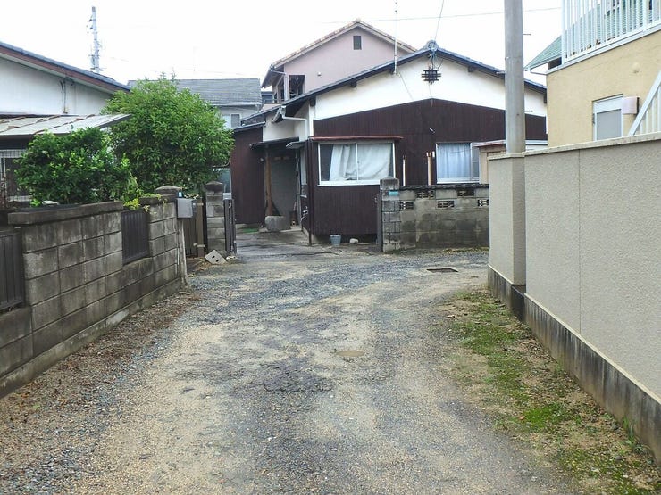 北東側道路(雨天時)
