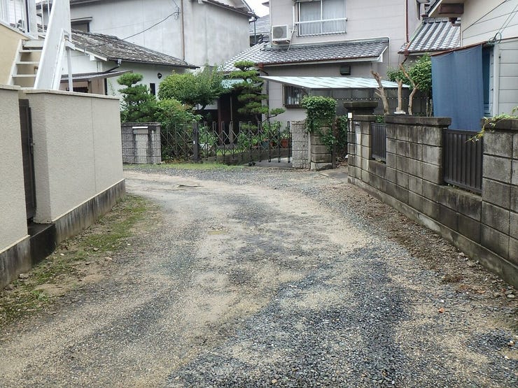 北東側道路(雨天時)