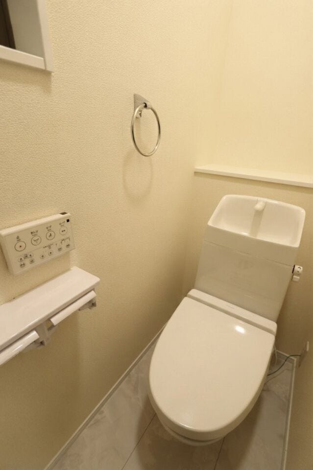 白を基調とした柔らかい、落ち着いたトイレです。