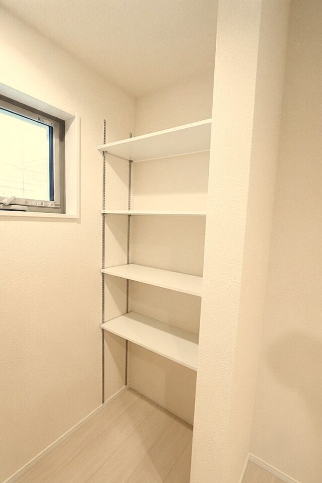 両面式のパントリーで調味料やキッチン用品を効率的に出し入れ可能です!