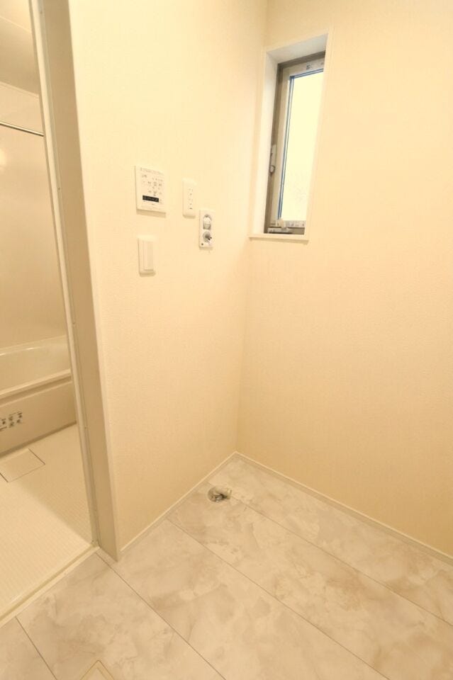 洗濯機置き場つきの脱衣所です。
洗面所と独立した空間で、家族間でのストレス軽減や、来客時にも洗濯機に入れた衣類を見られる心配もなく、安心して過ごすことができます♪