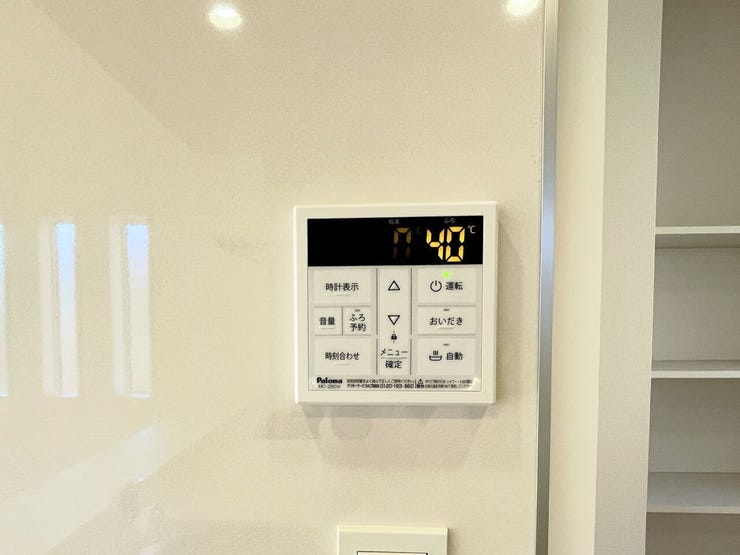 ○オートバスパネル○ 同仕様
いつでも適温のお風呂にはいれるのが嬉しいですね♪
キッチンからの操作もできるので便利です♪