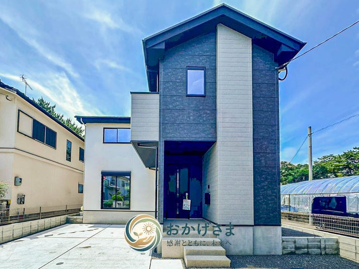 【外観】
モダンなデザインの2階建て住宅は、青空を背景にスタイリッシュな外観が際立っています。