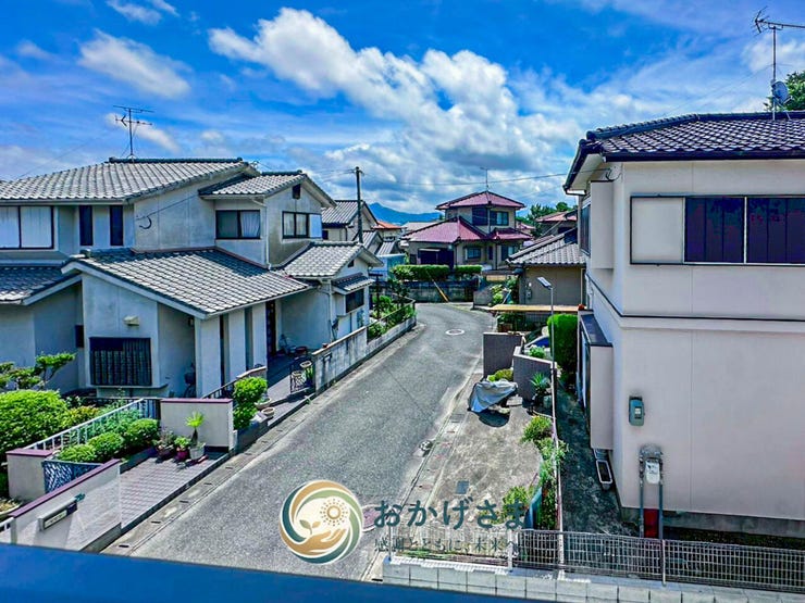 【眺望】
バルコニーからは開放的な住宅街と青空が広がります。遠くの山々を望む、心地よい景色です。