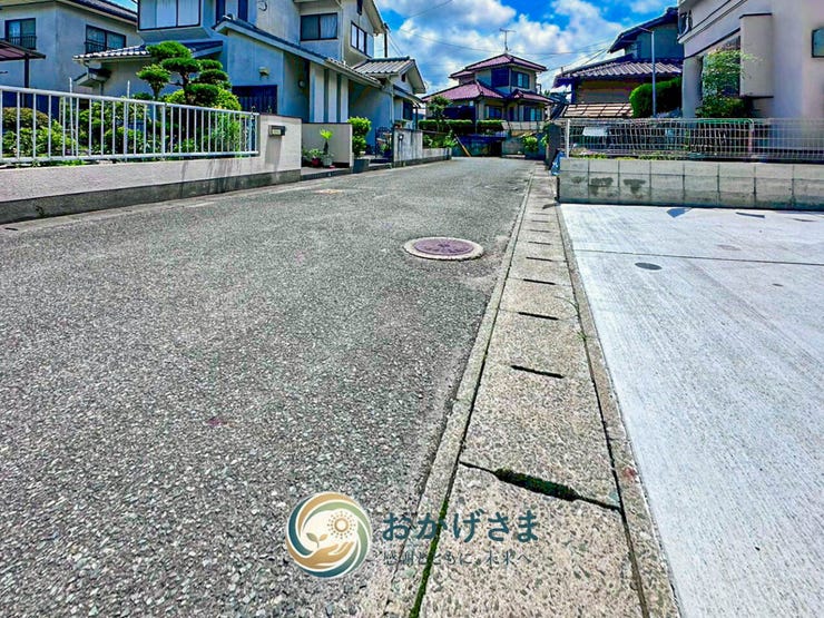 【前面道路】
視界が広く、日当たりも良好な前面道路。小さなお子様がいるご家庭でも安心感のある落ち着いた街並みです。