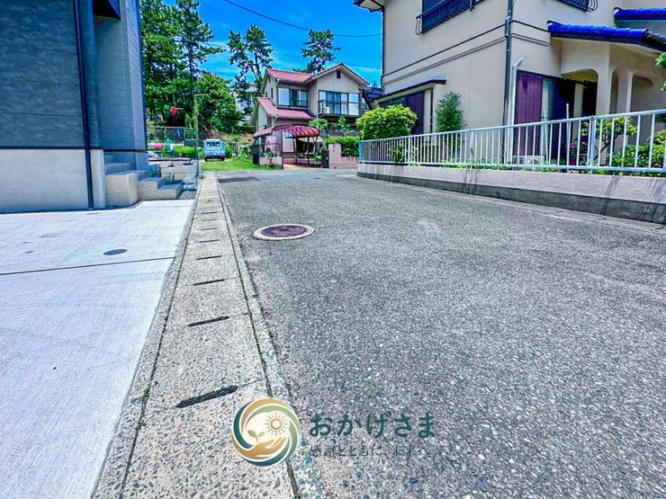 【前面道路】
舗装された平坦な前面道路。周辺は閑静な住宅街で、車の出し入れや通行もスムーズに行える環境です。