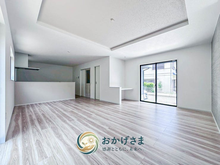 【リビングルーム】
グレーのアクセント壁が部屋に深みを与え、明るくモダンな雰囲気を醸し出しています。