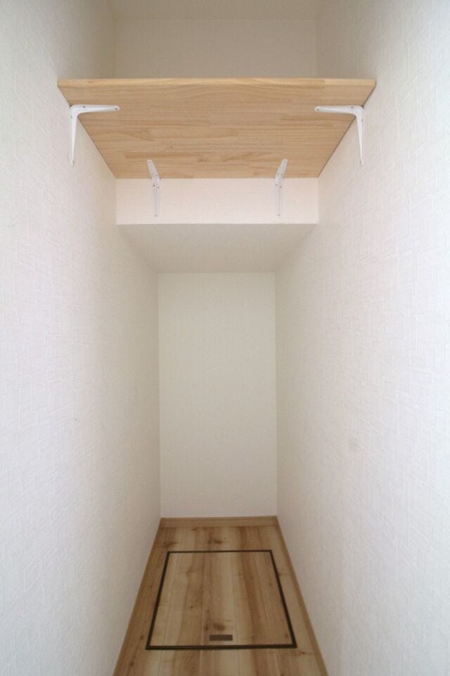 *階段下収納*
階段下が収納スペースになっているので、背の高い物も収納可能です。