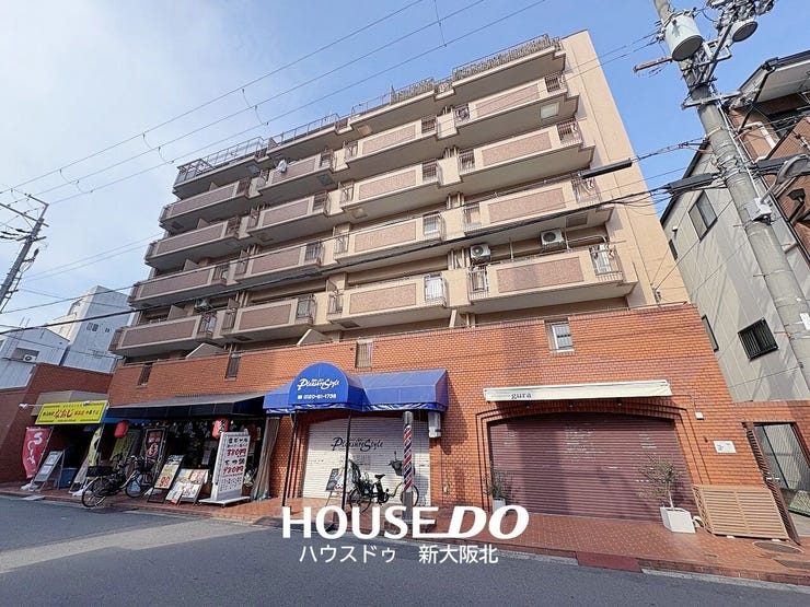 【外観】
■落ち着いた色合いの外観が印象的なマンションです♪
■1階部分には店舗が入っており、周辺には生活利便施設も揃いやすい住環境です!