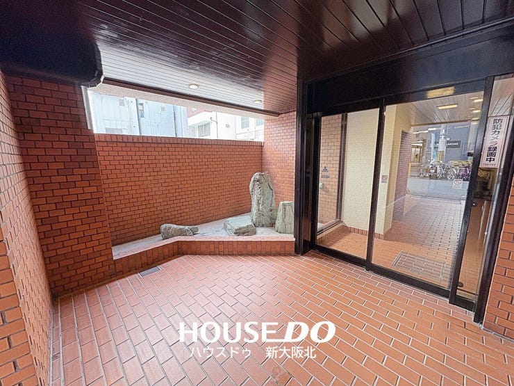 ■赤茶系タイルで統一された落ち着きのあるエントランス。
■屋根付きのアプローチになっており、雨の日でも出入りしやすい造りです♪