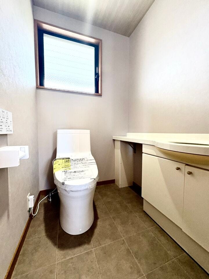 忙しい毎日でも清潔さを保ちやすい、機能的な設計のトイレです。汚れがつきにくく、日頃のお手入れもスムーズ。ホッと一息つけるプライベートな空間として、いつまでも明るく綺麗な状態をキープできます。