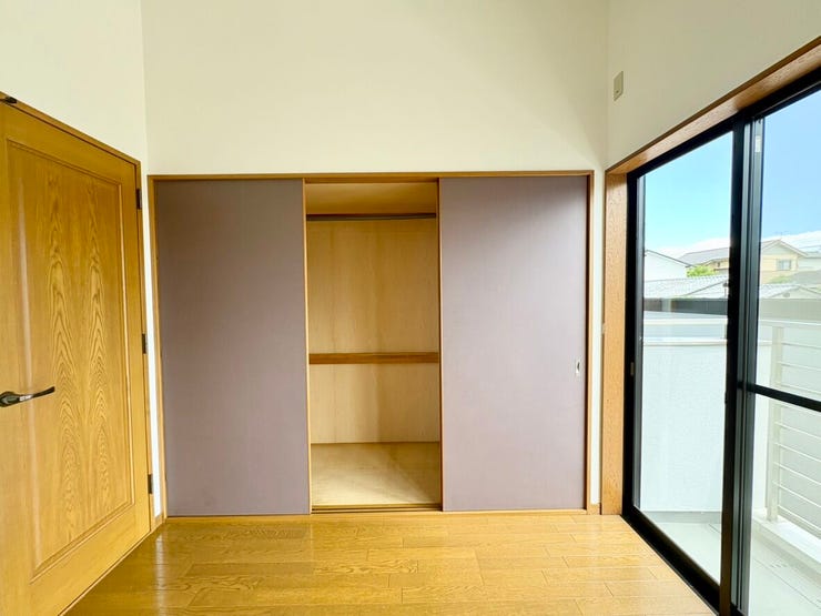 自分だけの時間をゆっくり過ごせる、落ち着いた雰囲気の洋室です。明るく清潔感があり、収納もしっかり備わっているため、整理整頓もスムーズ。心からリラックスできるプライベートな空間作りが叶います。