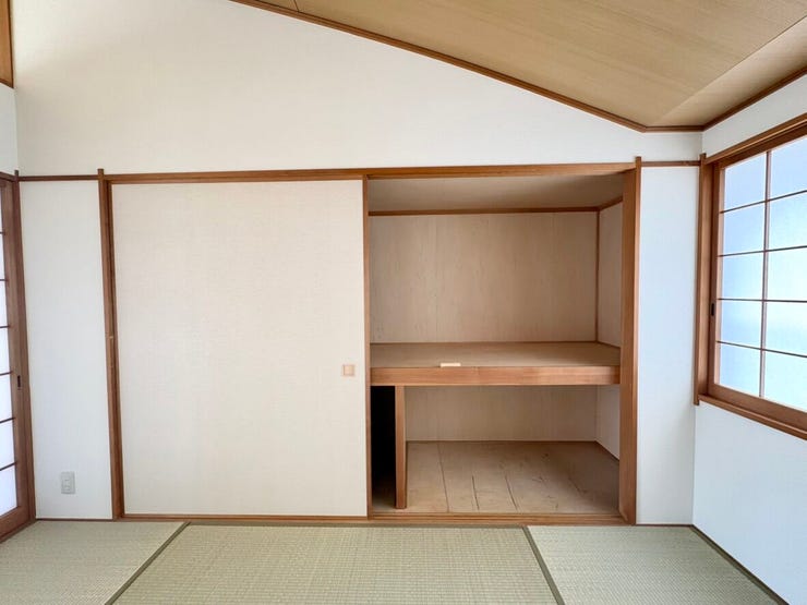 たっぷりとした収納力を備えた、使い勝手の良いスペースです。季節物の衣類や家電、日用品などを整理して収納でき、室内をすっきりと保てます。片付けがしやすく、整理整頓が楽しくなる暮らしの強い味方です。
