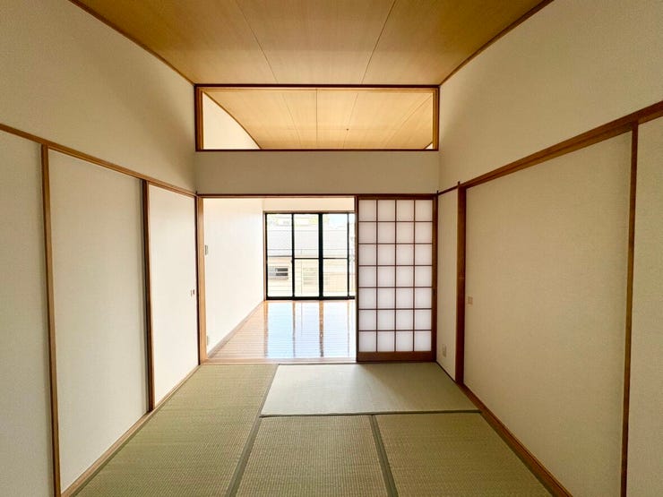 和室と洋室が隣り合う、使い勝手の良い間取りです。寝室と客間として分けたり、扉を開けて広々とした空間として使ったりと、ライフスタイルに合わせて自在にアレンジ可能。暮らしの変化に柔軟に対応できます。