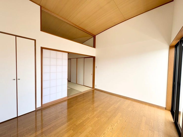 和室と洋室が隣り合う、使い勝手の良い間取りです。寝室と客間として分けたり、扉を開けて広々とした空間として使ったりと、ライフスタイルに合わせて自在にアレンジ可能。暮らしの変化に柔軟に対応できます。