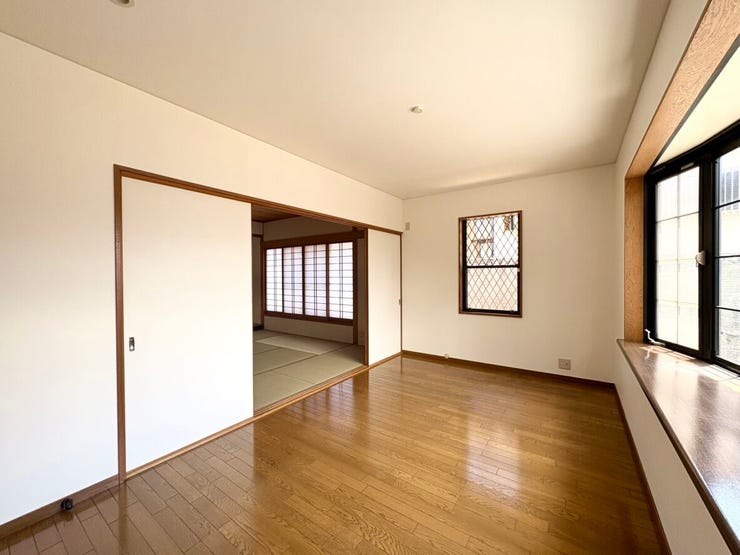 シンプルで使い勝手の良い洋室です。家具の配置がしやすく、寝室や子供部屋、趣味の空間など、ライフスタイルに合わせて自由に活用可能。窓から明るい光が差し込み、毎日の暮らしを快適にサポートします。