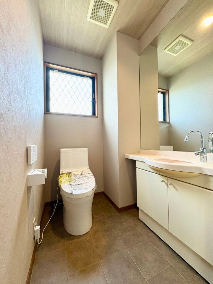 清潔感にあふれ、落ち着いた空間を演出するトイレです。快適な温水洗浄便座など最新の設備を備え、毎日の利用がストレスフリーに。限られた空間だからこそ、シンプルで飽きのこないデザインで居心地を整えました。
