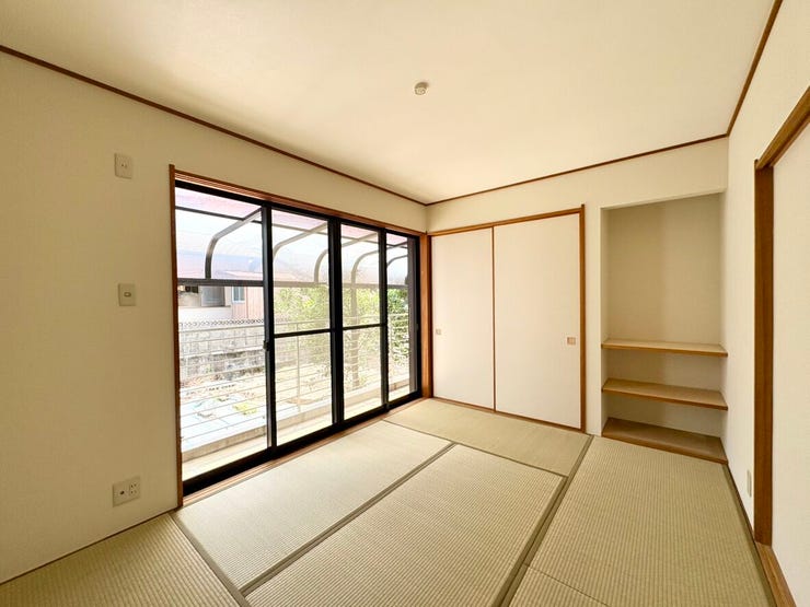 家族みんなでゴロゴロとくつろげる、温もりあふれる和室です。急な来客時にも対応できる便利なスペースとして重宝します。明るく風通しも良いため、心地よい時間が流れ、心身ともにリフレッシュできます。