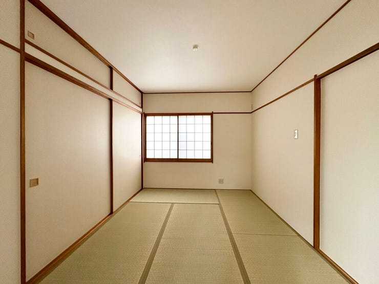 趣のある空間で、ゆったりとした時間が流れる和室です。明るく風通しも良いため、日々の生活が心地よく整います。急な来客時にも重宝する使い勝手の良さが魅力。和の温もりを感じながら、快適に過ごせます。