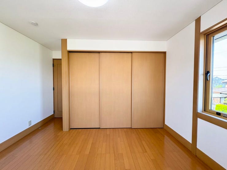 収納力のあるクローゼットを備えた洋室。衣類や小物をすっきり収納でき、居住空間を広く使えます。寝室や子ども部屋、書斎など幅広い用途に対応します。