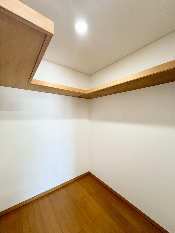 ウォークインクローゼットは洋服を掛けるだけでなく、物置などの大型収納としても活躍します。パイプハンガーや枕棚を活用することで利便性も向上します。