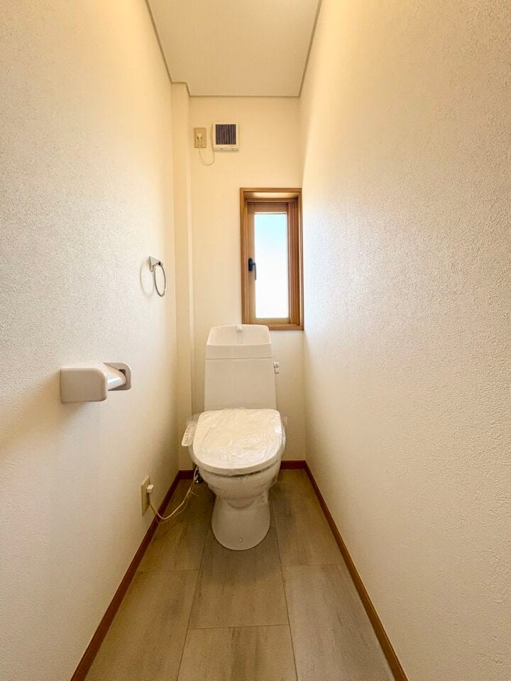 トイレは窓付きなので換気がしやすいですね。大人も子どもも快適な自動温洗浄便座機能付きで、衛生的かつ、ペーパー節約にもなります。