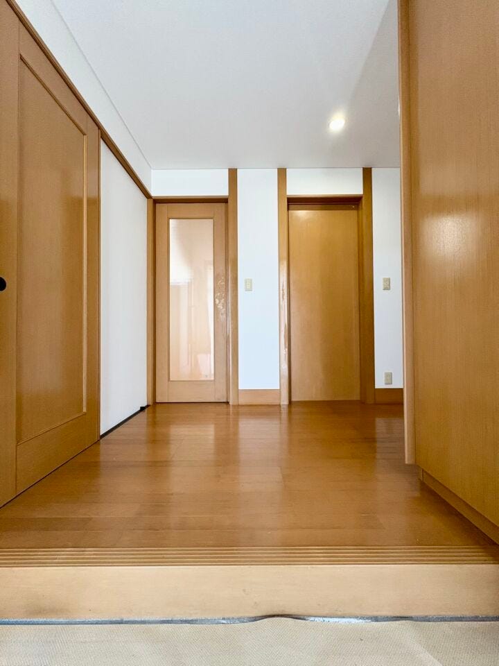木目調のフローリングとドアを統一し、空間全体に温かみのある落ち着いた雰囲気が広がります。ご家族をやさしく包み込む温かみを感じられる空間になっています。