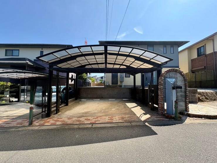 広い駐車スペースなので複数台所有のご家族や、来客用にも便利です。