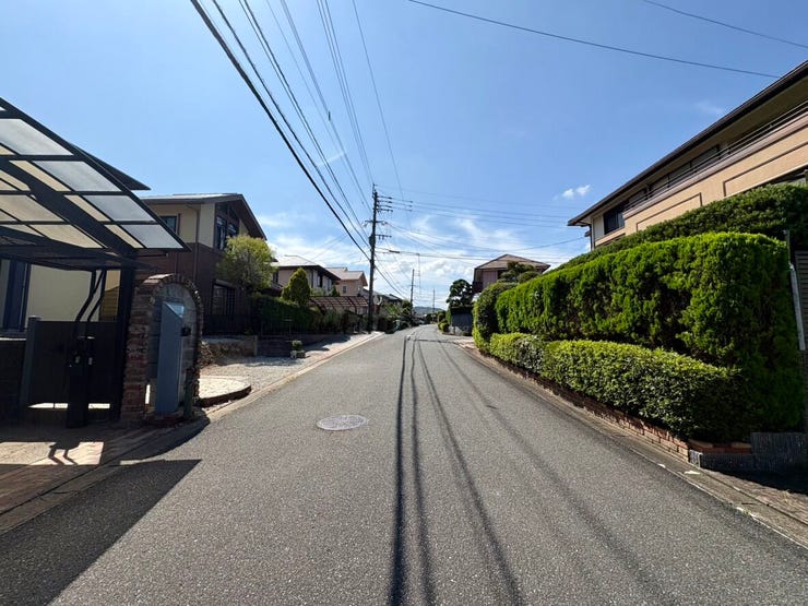 道路幅に余裕があり、運転が苦手な方も安心です。見通しの良い道路に面し、車の出し入れもスムーズです。
