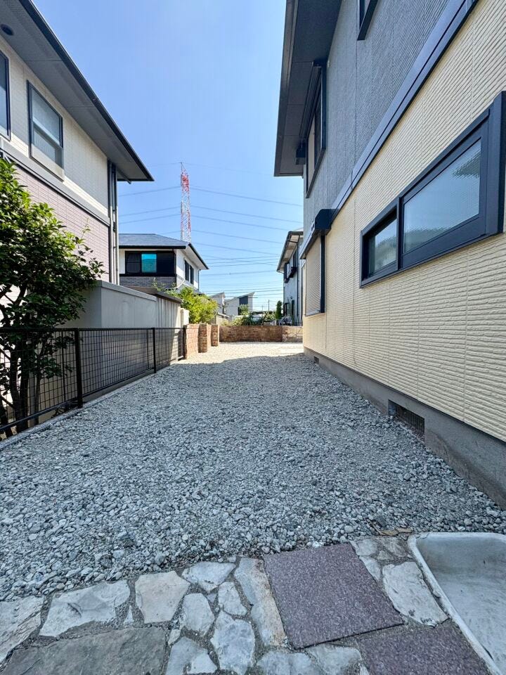 お庭は砂利敷きのため雑草が生えにくく、お手入れの手間を軽減してくれます。防犯面でも足音がわかりやすく安心です。