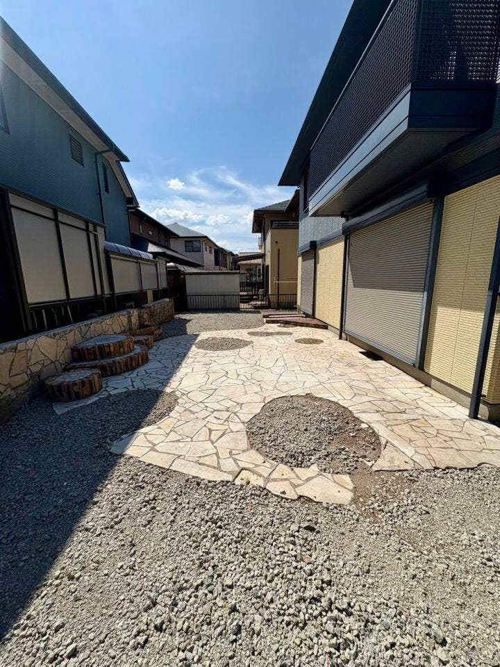 彩り豊かな植栽が住まいを美しく彩り、四季折々の景色を身近に感じられる住環境です。丁寧にお手入れされた外構が、上質で落ち着いた暮らしを演出します。
