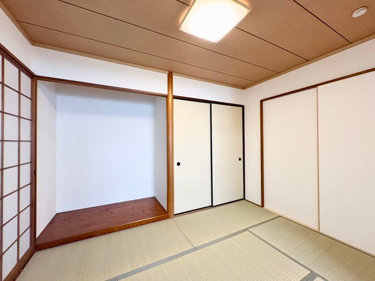 リビングに隣接した和室は、照明が落ち着いきのある和モダン空間にしてくれます。開放感もあり使い勝手の良い和室です。