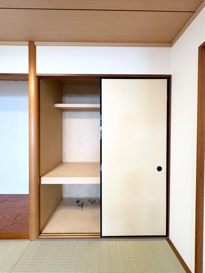 便利な押入収納も完備。和室の落ち着いた雰囲気を保ちつつ、急な来客にも布団や座布団をすぐに出すことができます。棚を追加すれば衣類や日用品の収納にも活用可能◎