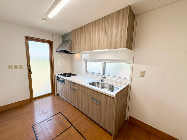 調理器具やストック品も充分に収納できます。また、個室タイプのクローズキッチンで、生活感や調理中の音・においがリビングに広がりにくいのが魅力です。来客時も空間をすっきり保てます。