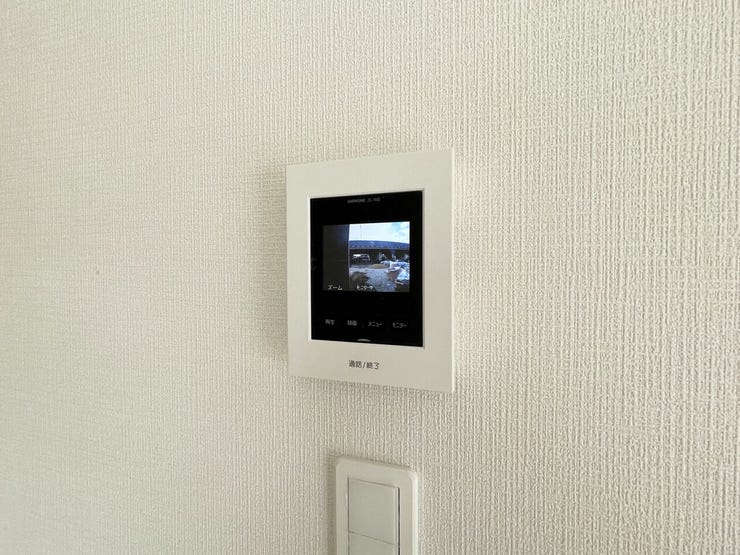 ○カラーモニター付インターホン○ 同仕様
不在時の訪問は自動で録画されます。
訪問者の顔が確認できるのでお子様の留守番にも安心です♪